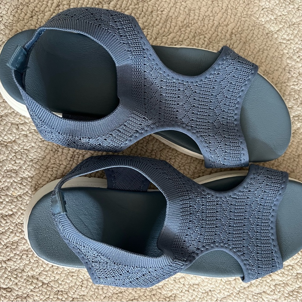 NWT - Women's Blue Sandals - size US 9.5 (CN 41)